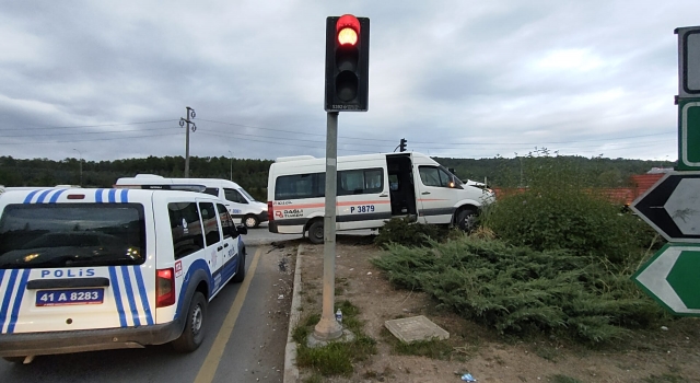 Kocaeli’de işçi servislerinin çarpıştığı kazada 5 kişi yaralandı