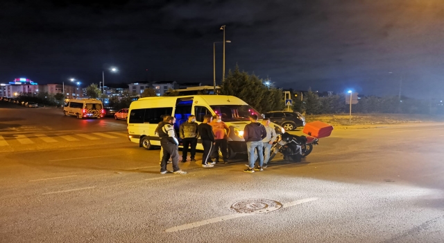 Kocaeli’de servis minibüsü ile çarpışan motosikletin sürücüsü yaralandı