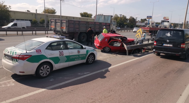 Kocaeli’de bariyere çarpan otomobilin sürücüsü yaralandı