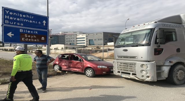 Bilecik’te kamyonla çarpışan otomobildeki 2 kişi yaralandı