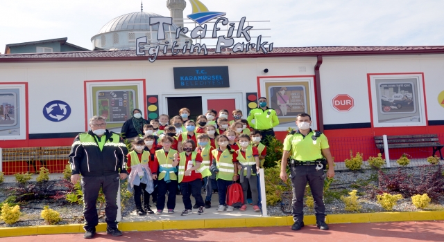 Karamürsel’de öğrencilere trafik kurallarını öğreniyor