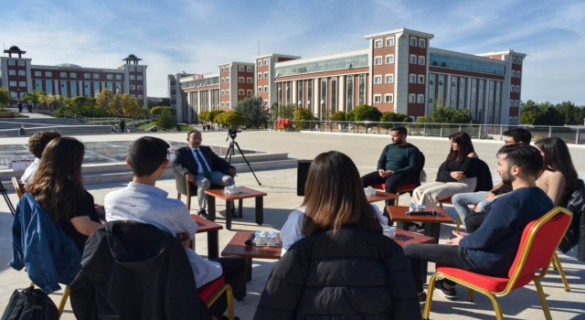Rektör Beydemir kendisini sosyal medyadan kahve içmeye davet eden gençlerle buluştu