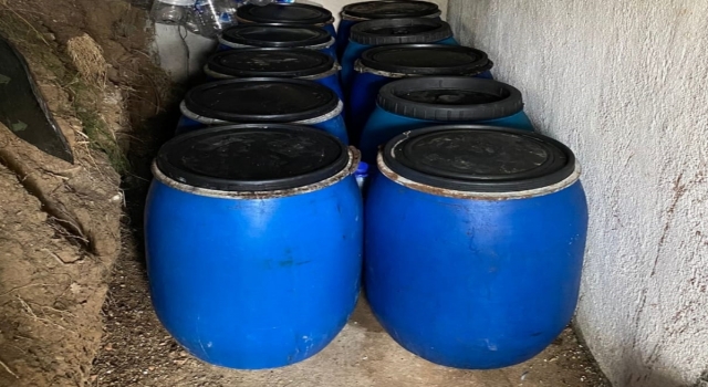 Çanakkale’de bağ evinde 3 bin 235 litre sahte içki bulundu