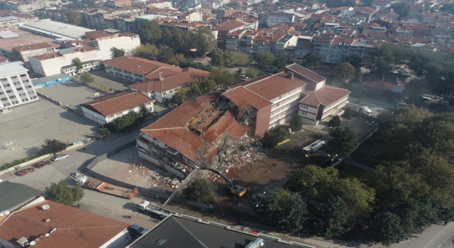 Bursa’da 34 yıllık hükümet konağının yıkımı gerçekleştirildi