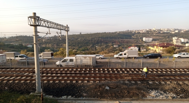 Kocaeli’de boş yolcu treninin raydan çıkan 2 vagonu kaldırıldı