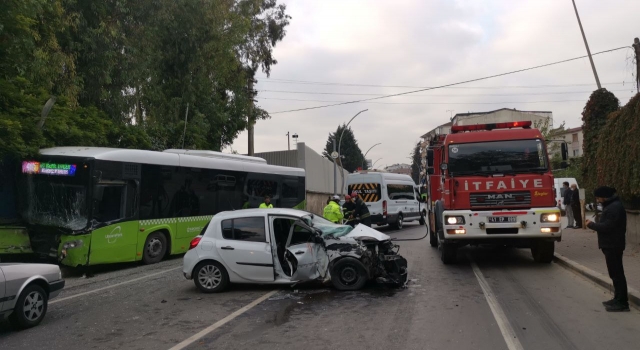 Kocaeli’de belediye otobüsü ile otomobil çarpıştı, biri ağır 3 kişi yaralandı