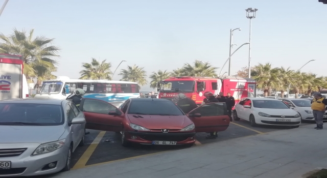 Kocaeli’de park halindeyken yanan otomobilde hasar oluştu