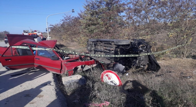 Bilecik’te kargo aracı ile çarpışan otomobilin sürücüsü ve eşi öldü