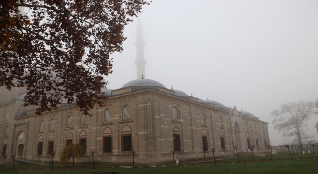 Edirne’de Selimiye Camisi ve tarihi köprülerin çevresi sis ile kaplandı