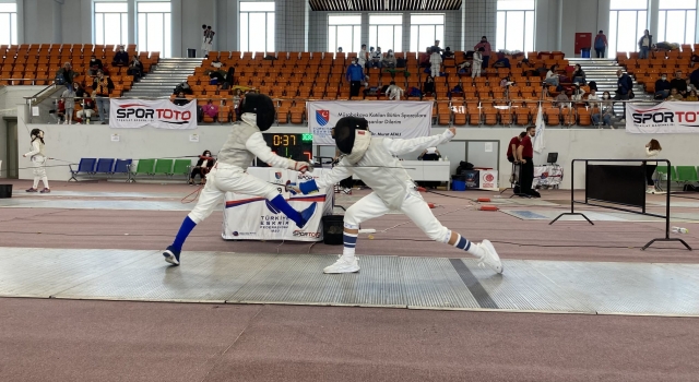 10, 12 ve 14 Yaş Altı Flöre ve Kılıç Açık Turnuvası Kocaeli’de başladı
