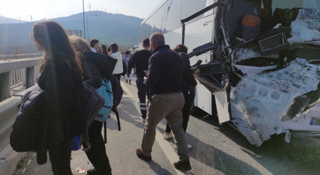 Bursa’da otobüs ile kamyon çarpıştı, 24 öğrenci yaralandı