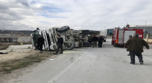 Bilecik’te devrilen kamyonda çıkan yangın büyümeden söndürüldü