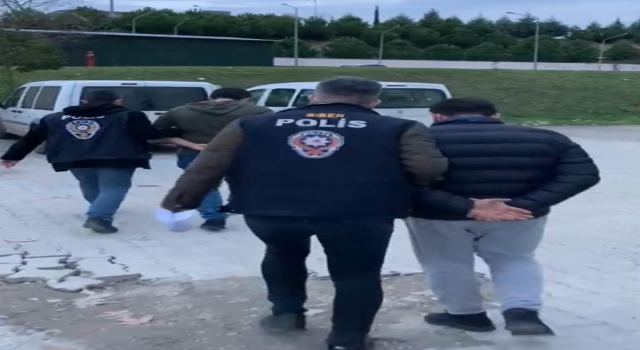 Sakarya’da tamir bahanesiyle evlerden aldıkları eşyaları satan 2 şüpheli tutuklandı