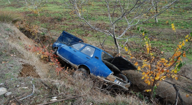 Çanakkale’de tarlaya devrilen otomobildeki 3 kişi yaralandı