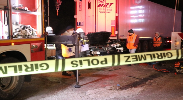 Edirne’de tıra çarpan otomobildeki 2 kişi öldü