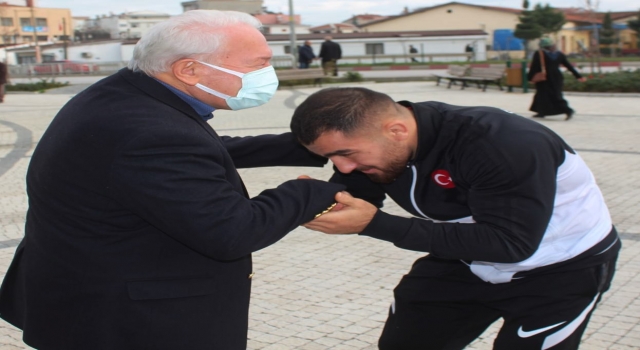Güreş şampiyonu Aktürk Lapseki’de çiçeklerle karşılandı