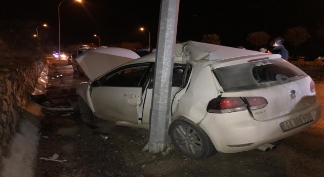 Bilecik’te otomobilin aydınlatma direğine çarpması sonucu 1 kişi yaralandı