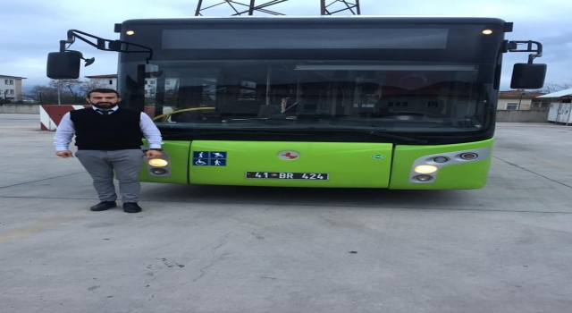 Kocaeli’de otobüs şoförü, engelliye yardım elini uzattı