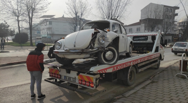 Elektrik direğine çarpan otomobilin sürücüsü yaralandı
