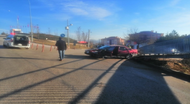 Bilecik’te üst geçidin korkuluğuna çarpan otomobilin sürücüsü yaralandı