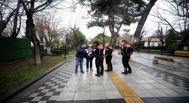 Kırklareli’nde polis ekipleri vatandaşlara maske dağıttı