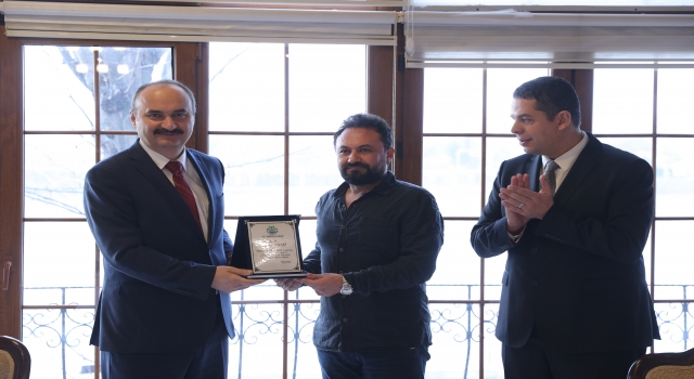 Eşine böbreğini bağışlayan gazeteciye Çalışan Gazeteciler Günü’nde plaket verildi