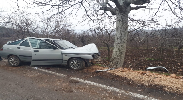 Gölpazarı’nda ağaca çarpan otomobilin sürücüsü yaralandı