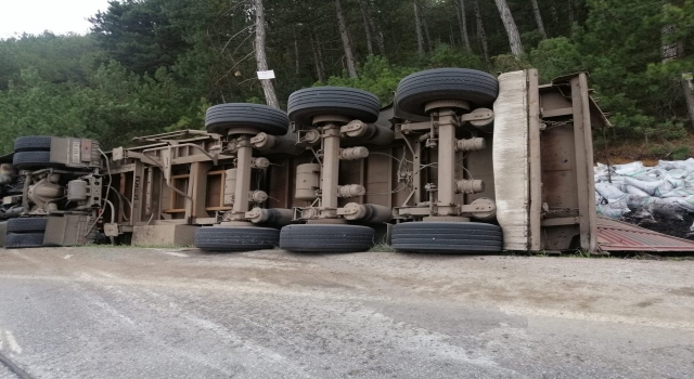 Sakarya’da devrildikten sonra yanan tırda sıkışan sürücüyü vatandaşlar kurtardı