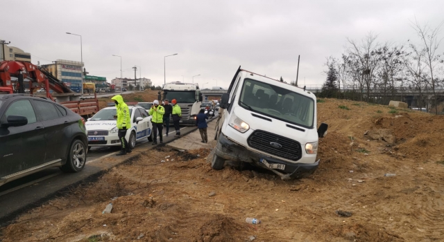 Kocaeli’de lastiği patlayan tırla çarpışan kamyonetin sürücüsü yaralandı