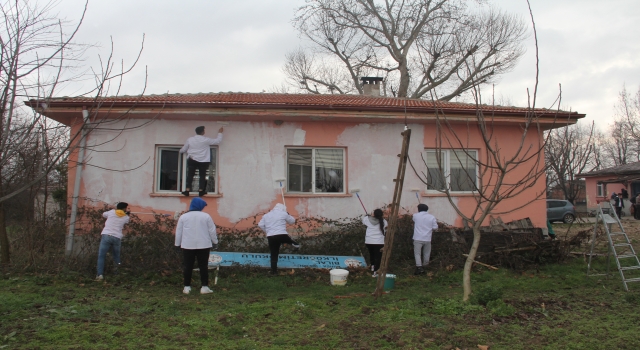 İstanbul’dan üniversiteli gönüllüler, Bursa’daki kırsal mahallenin okuluna bakım yaptı