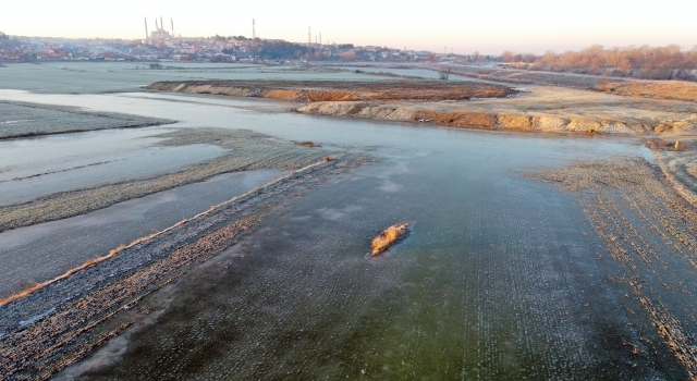 Edirne’de soğuk hava nedeniyle tarlalar buzla kaplandı