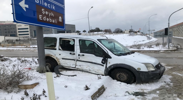 Bilecik’te yolcu minibüsü ile hafif ticari aracın çarpıştığı kazada 7 kişi yaralandı
