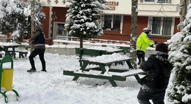 Sakarya’da polisler çocuklarla kar topu oynadı