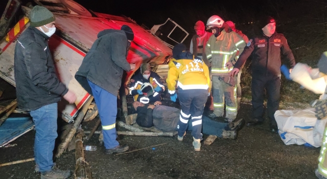 Bursa’da sondaj kamyonunun devrilmesi sonucu 2 kişi yaralandı