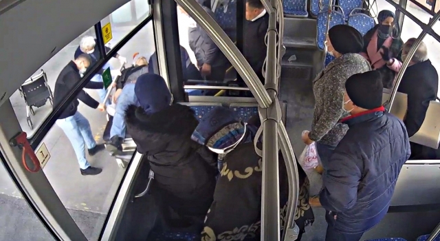 Sakarya’da belediye otobüsü şoförü, araçta rahatsızlanan yolcuyu hastaneye götürdü
