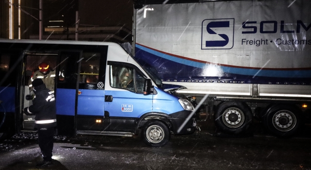 Bursa’da yolcu minibüsü tıra arkadan çarptı: 4 yaralı