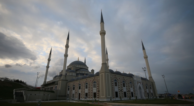 Çanakkale’de 10 bin kişinin saf tutabileceği Hatime Ana Camisi açılışa hazırlanıyor