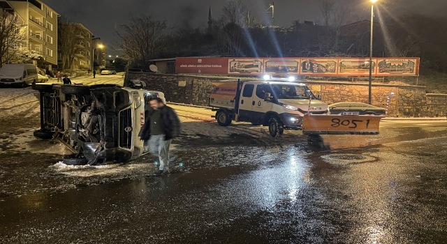 Üsküdar’da servis minibüsü kar yağışından dolayı devrildi