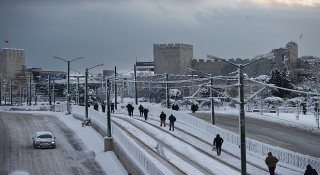 Beklenen kar İstanbul’u esir aldı