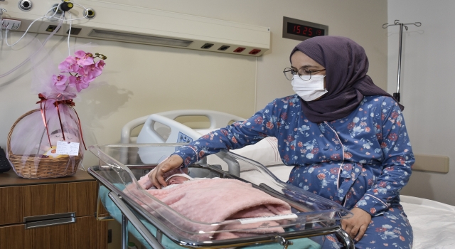 İş makinesiyle hastaneye yetiştirilen hamile kadın ilk bebeğini kucağına aldı
