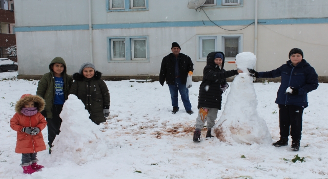 Ferizli’de çocuklar aileleriyle kayarak kar keyfi yaşadı