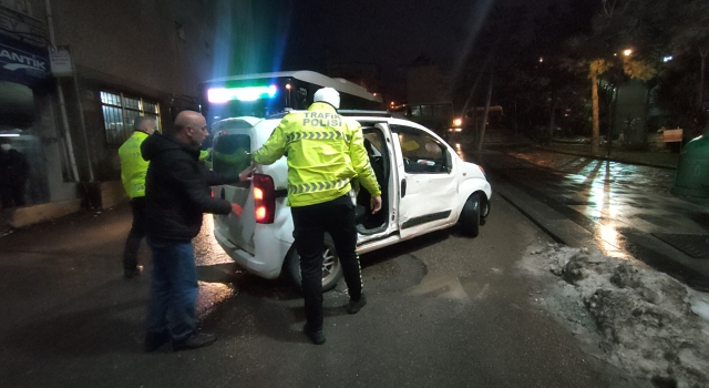 Kocaeli’de hafif ticari araçla işçi servisinin çarpıştığı kazada 1 kişi yaralandı