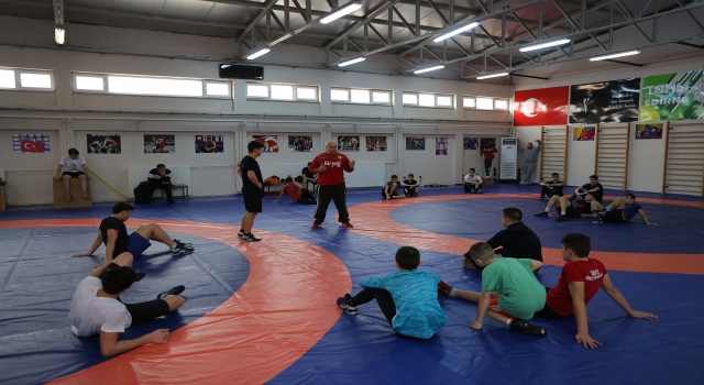 Edirne’de kampa giren yabancı güreşçiler, Türk sporcularla form tutuyor