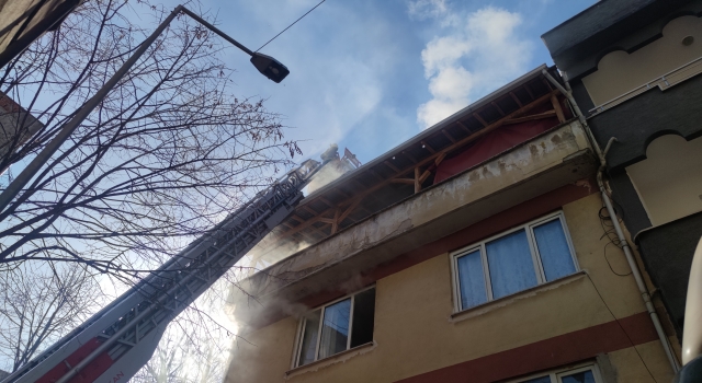 İnegöl’de bir apartmanın çatı katında çıkan yangın söndürüldü