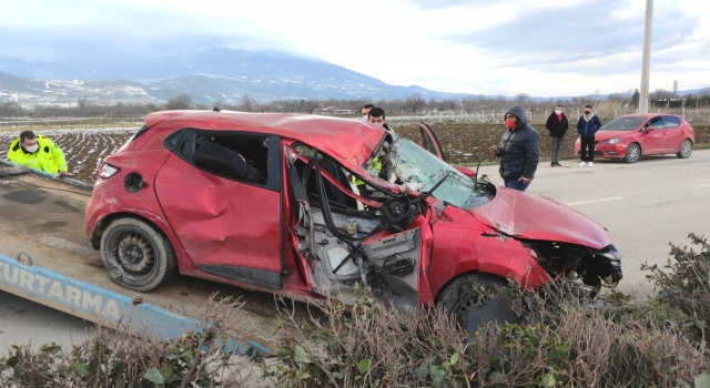 Bursa’da devrilen otomobildeki 2 kişi yaralandı
