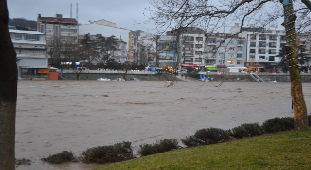 Çanakkale’de aşırı yağışlar nedeniyle Kocabaş Çayı taştı