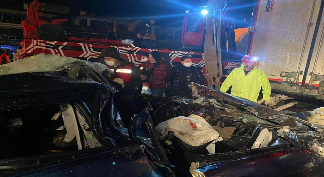 Balıkesir’de tırın dorsesinin altında sıkışan otomobilin sürücüsü öldü