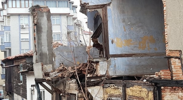 Gelibolu’da sağanağın etkisiyle metruk bina kısmen çöktü