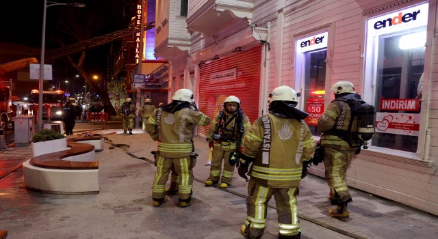 İstanbul’da ahşap kaplı binanın önünde yangın çıktı