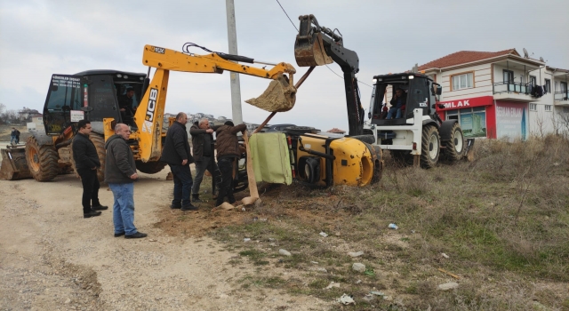 İnegöl’de devrilen iş makinesindeki 2 kişi yaralandı